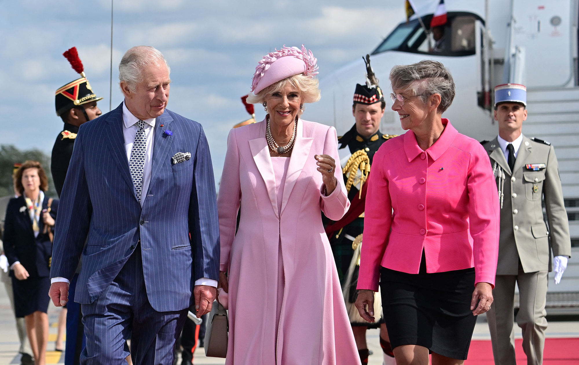 Барби в преклонном возрасте. Жена короля Чарльза III посетила Париж в ярко-розовом наряде